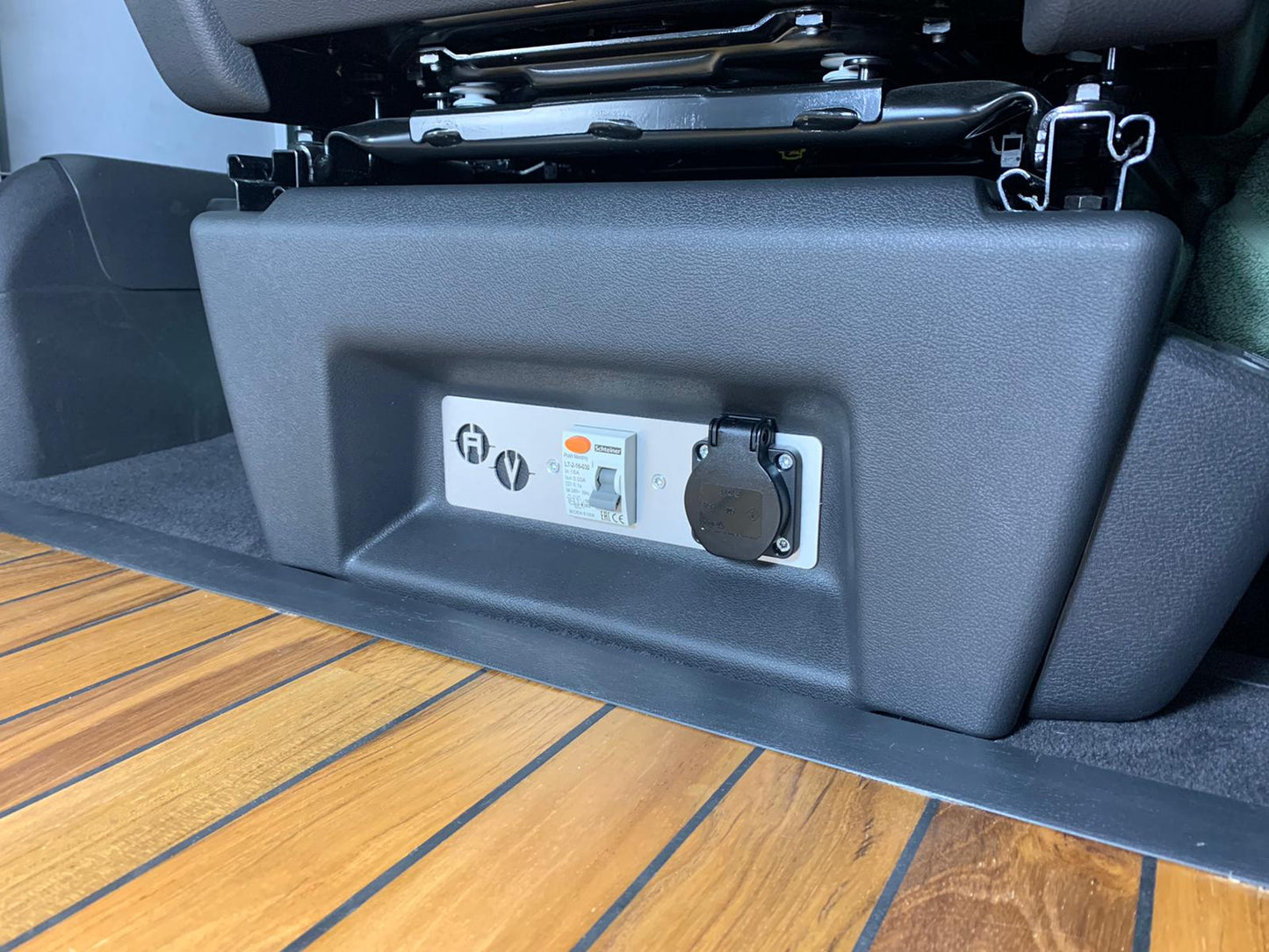 VW T5/T6/T6.1 AV-Stromkit Alu mit DEFA Kit inkl. FI Schutzschalter und Steckdose